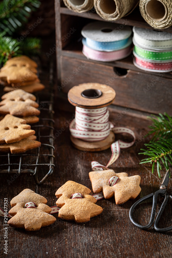 Delicious gingerbread cookie chain for Christmas tree