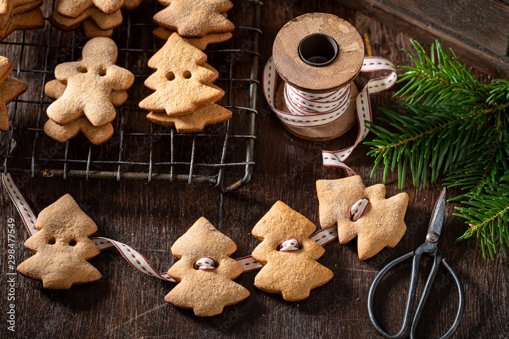 Tasty chain made of gingerbread cookies as decoration for Christmas Tasty chain made of gingerbread cookies as decoration for Christmas