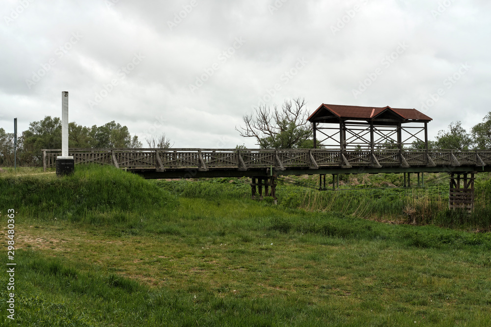 Brücke von Andau an der Grenze zwischen Österreich und Ungarn im Nationalpark Neusiedler See, Burgenland, Österreich
