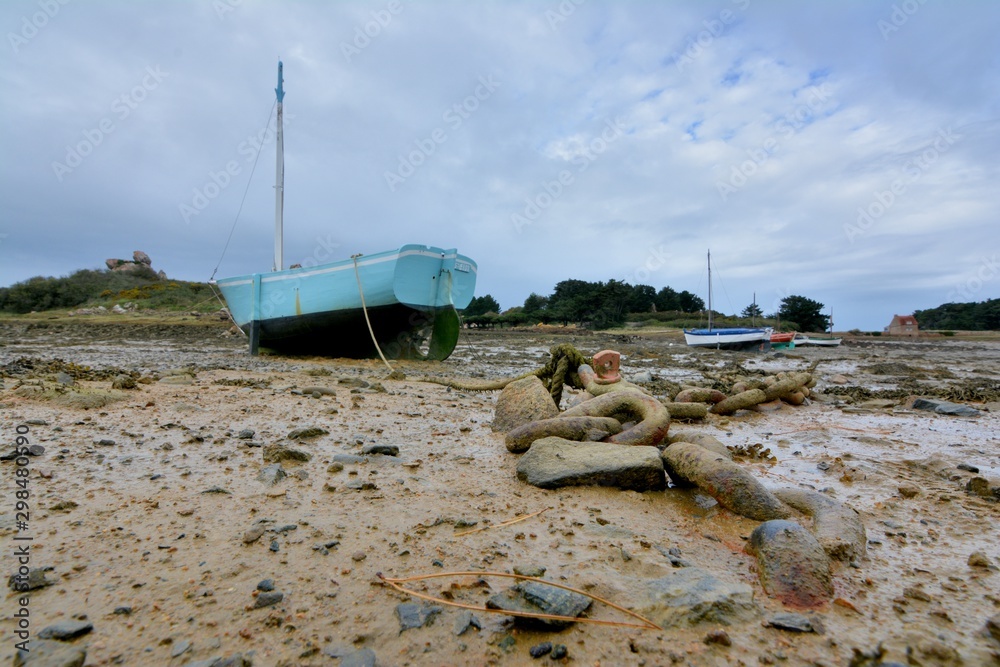 Obraz premium Bateaux échoués sur le sable à marée basse en Bretagne