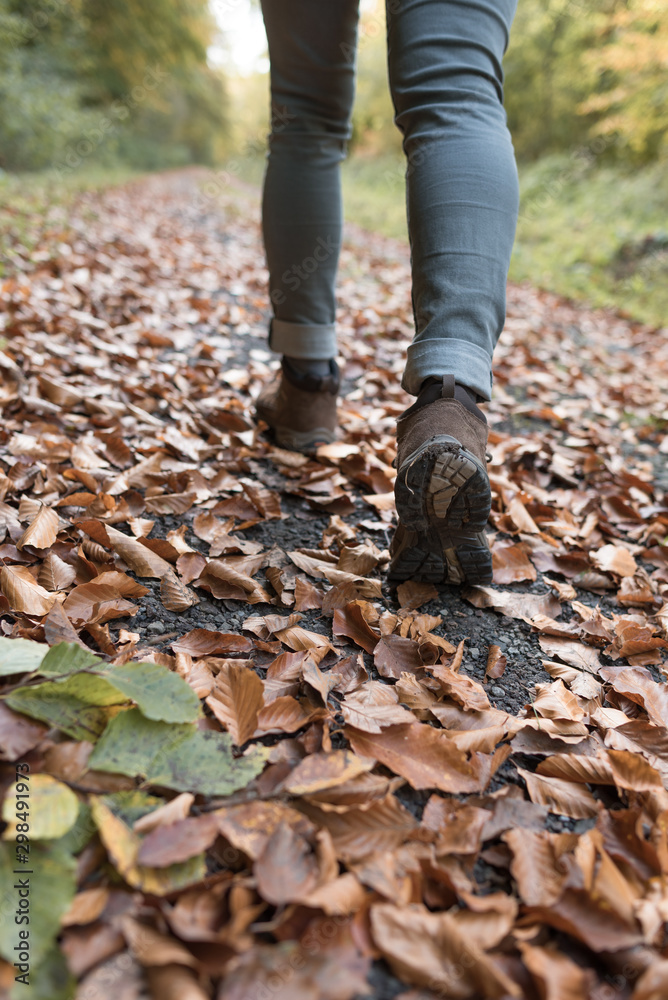Wanderin läuft im Wald.Laub auf dem Weg. Wanderin läuft im Wald.Laub auf dem Weg.