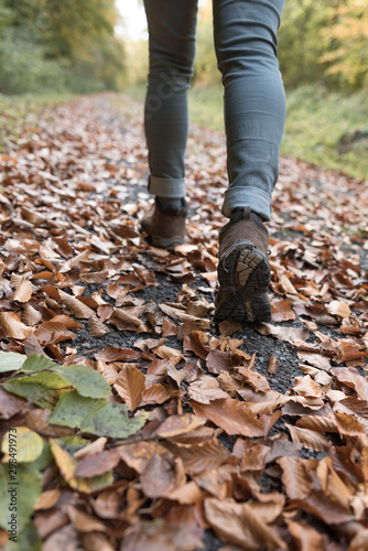 Wanderin l  uft im Wald.Laub auf dem Weg.