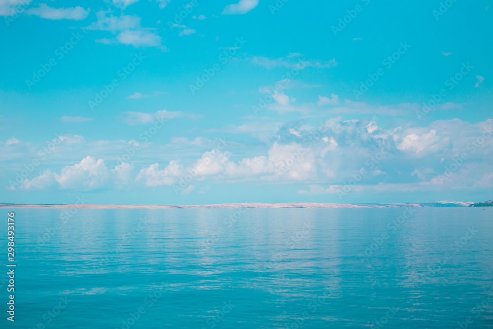 Obraz premium Sea and sky with clouds.