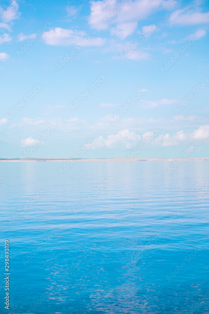 Obraz premium Sea and sky with clouds.