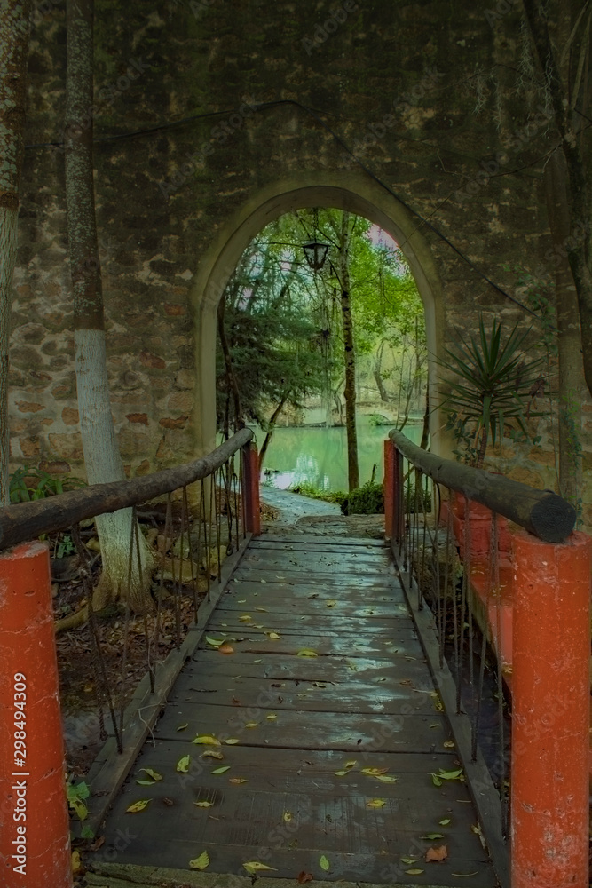 Puerta de piedra con puente