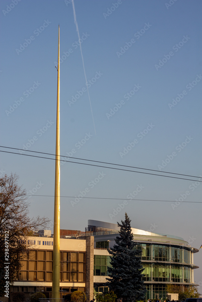 Obraz premium Cityscape with public building and high flagpole
