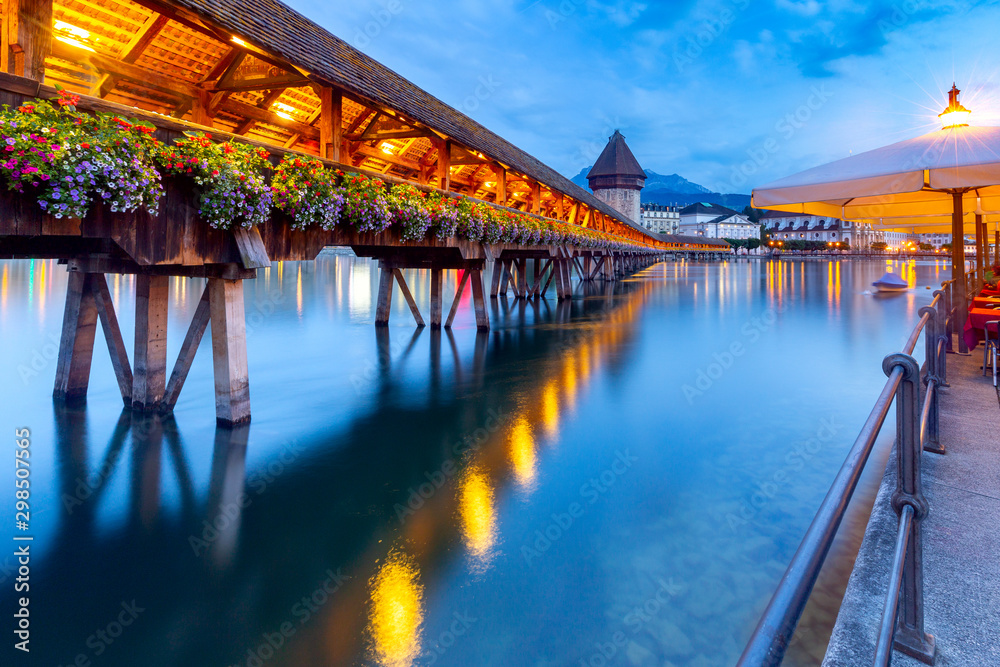 Obraz premium Lucerne. The famous Chapel, Kapellbrucke bridge at dawn in night lighting.