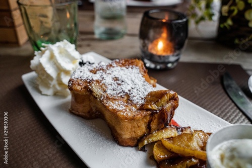 pain perdu servi dans une assiette au restaurant