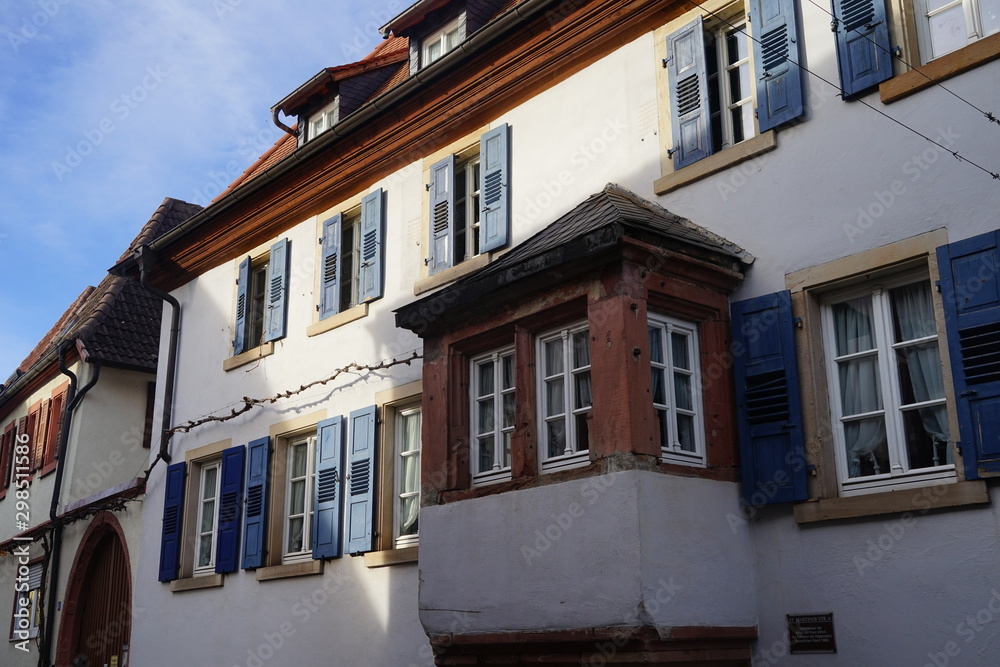 Fototapeta premium Historische Fassade in Maikammer an der Südlichen Weinstrasse