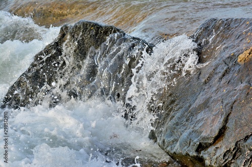 La mer qui vient sur un rocher en Bretagne