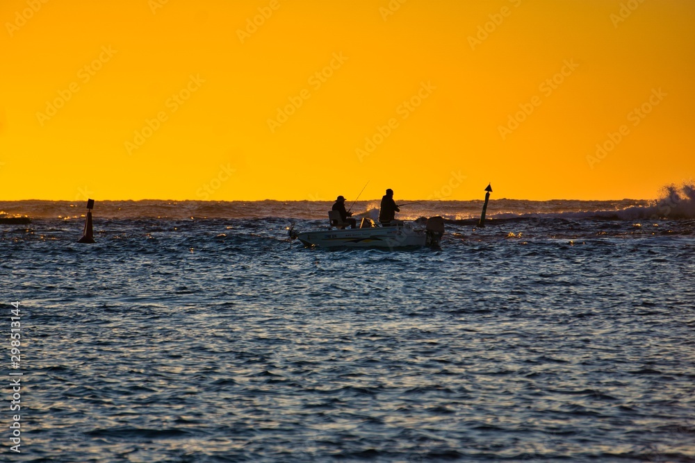 Fototapeta premium Fischerboot bei Sonnenuntergang