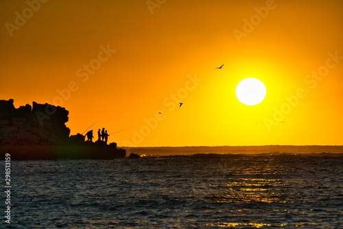 Anglersilhouette bei Sonnenuntergang