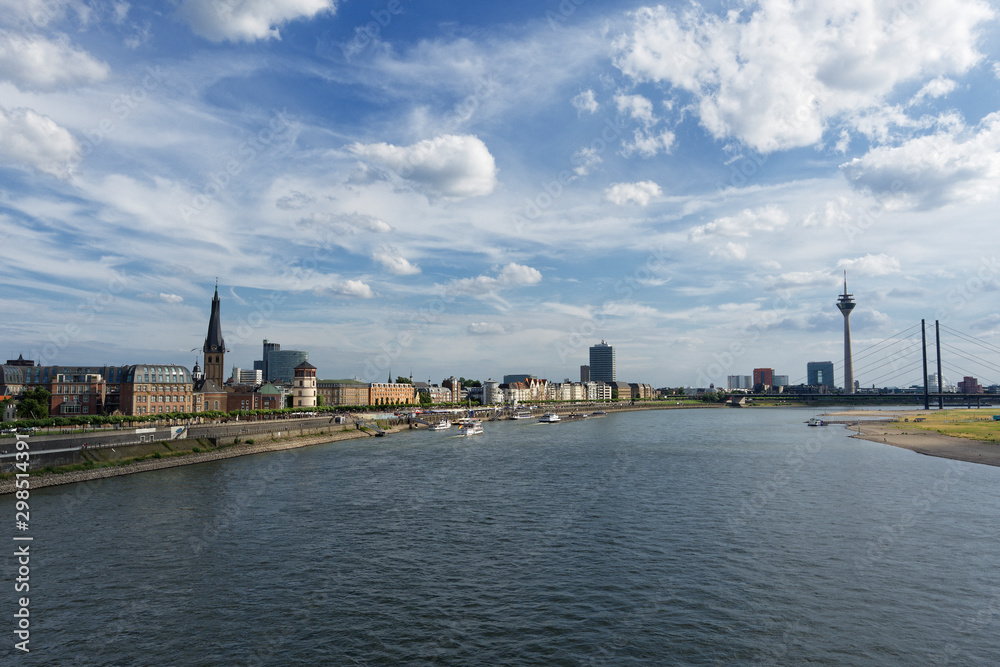 Blick auf Düsseldorf von der Oberkasseler Brücke