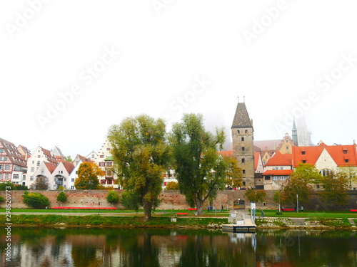 Ulm, Deutschland: Blick auf die nebelverhangene Skyline