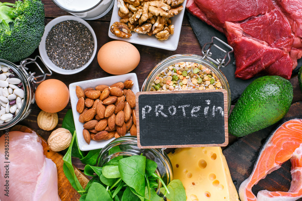 Plakat Bogactwo pokarmowe w źródłach białkowych. Koncepcja żywności zdrowej zrównoważonej diety. Ryby, mięso, warzywa, orzechy, nasiona i fasola