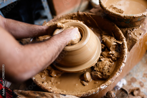 Tableau sur toile male potter at work on a pottery wheel