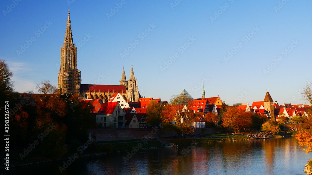 Ulm, Deutschland: Blick auf die herbstliche Donau an deren Ufer Ulm liegt