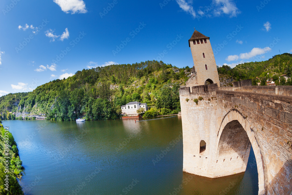 Obraz premium Lot river and Valentre bridge in Cahor France
