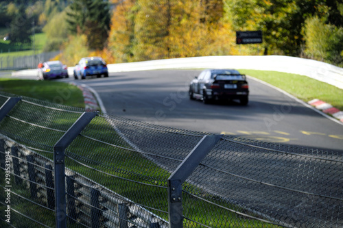 Rennfahrzeuge bei Langstreckenrennen auf der Nordschleife des Nürburgrings - Stockfoto