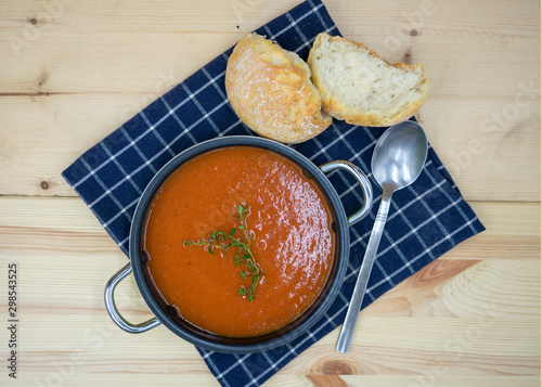 schmackhafte Tomatensuppe in nahaufnahme. Ansicht von oben photo