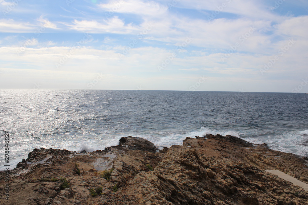 Felsenklippe mit Blick auf das weite Meer