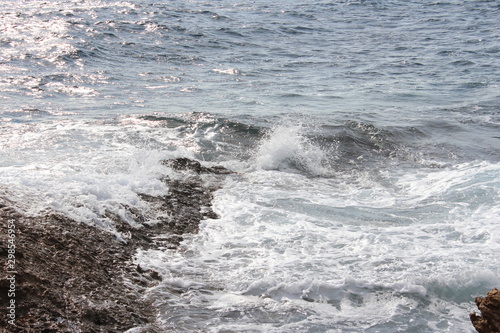 Glänzendes Meer - Kleine Wellen, weißes Wasser
