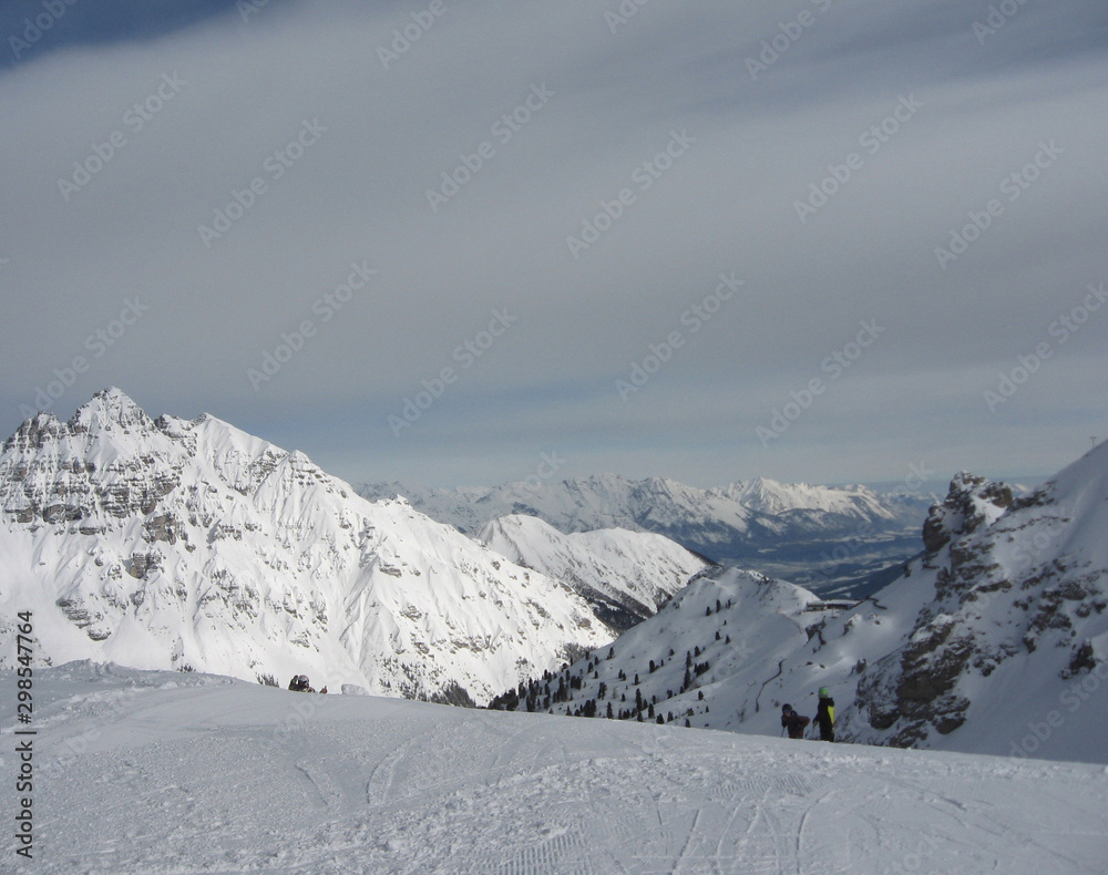 Obraz premium Skipiste in den Alpen - Berge und Skifahrer