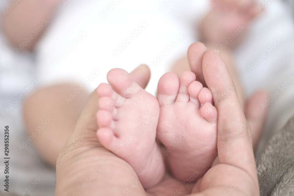 Baby feet in father hand : Closeup