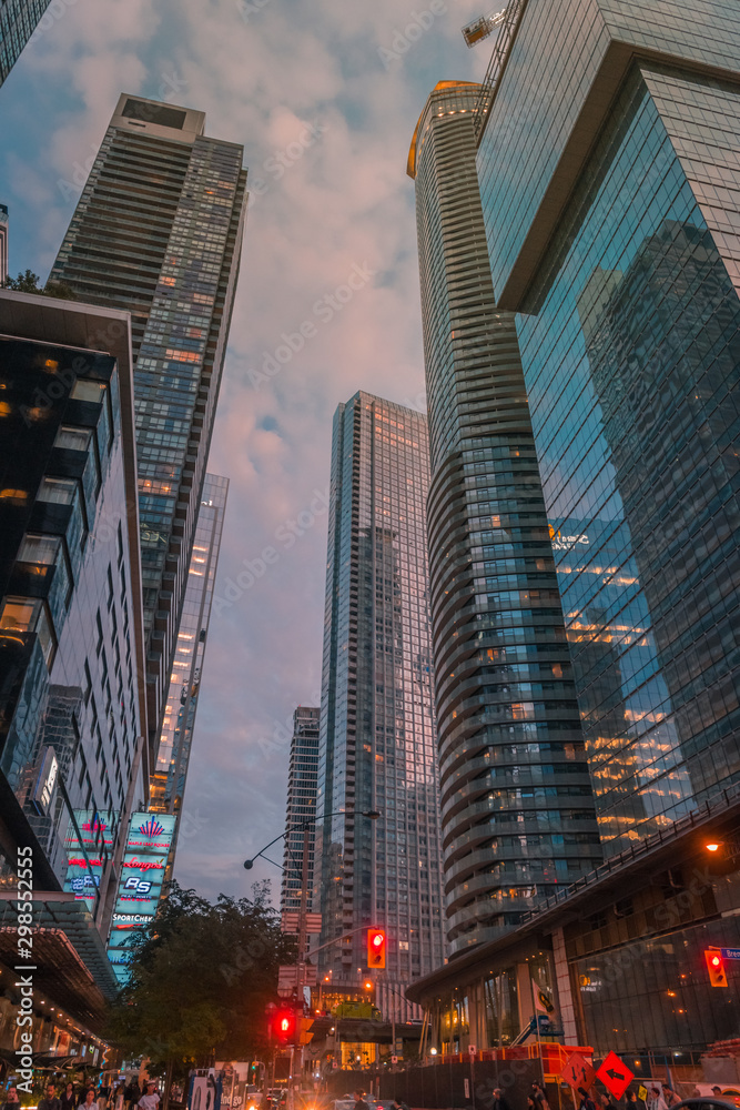 Obraz premium TORONTO, ONTARIO / CANADA - SEPTEMBER 20 2019: Toronto downtown. Evening