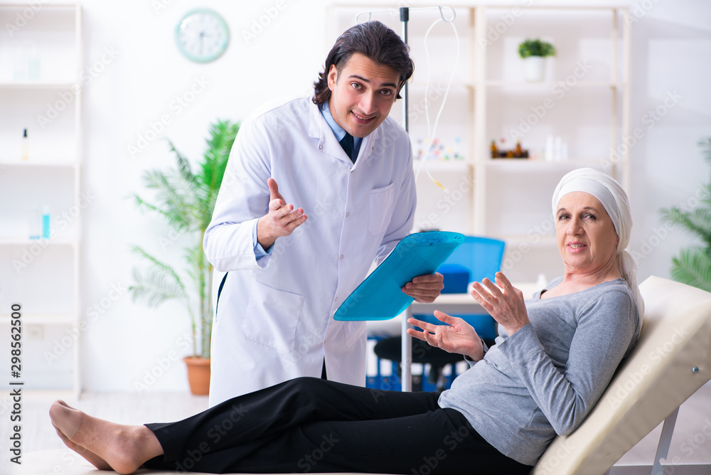 Obraz premium Young male doctor and female oncology patient