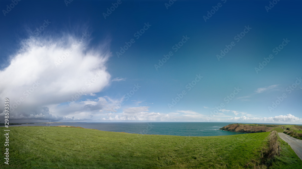 Obraz premium Panoramic view of Old Head of Kinsale with lighthouse