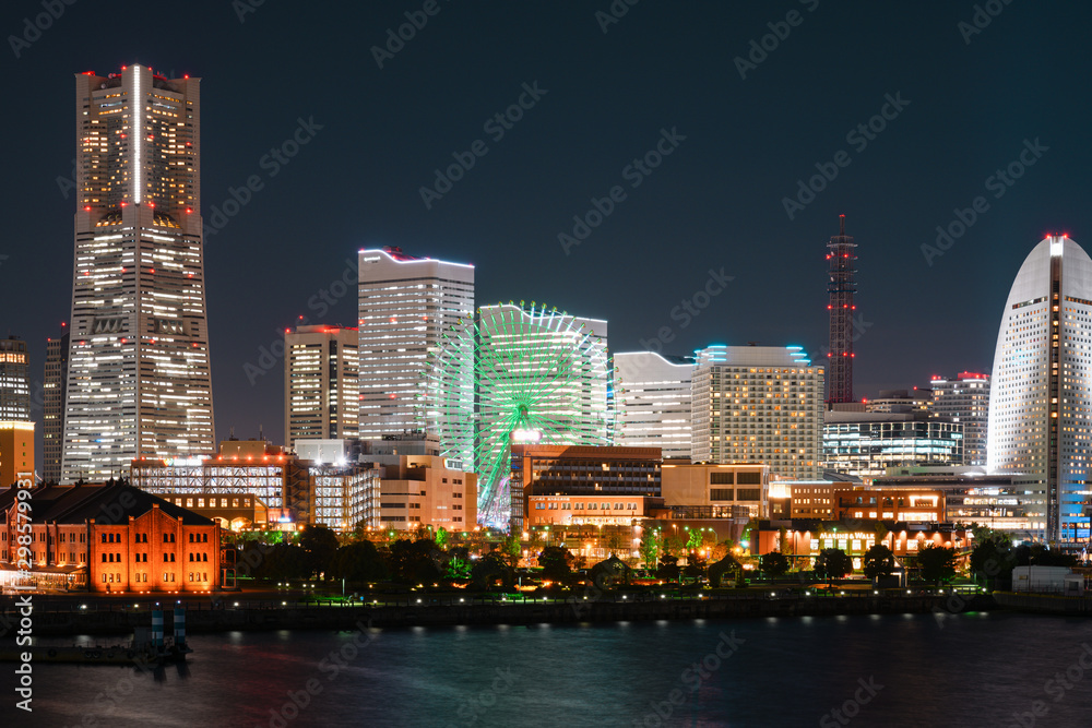 Naklejka premium みなとみらいを眺める