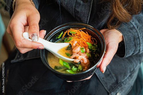 Canvas Print woman eating ramen in the cafe