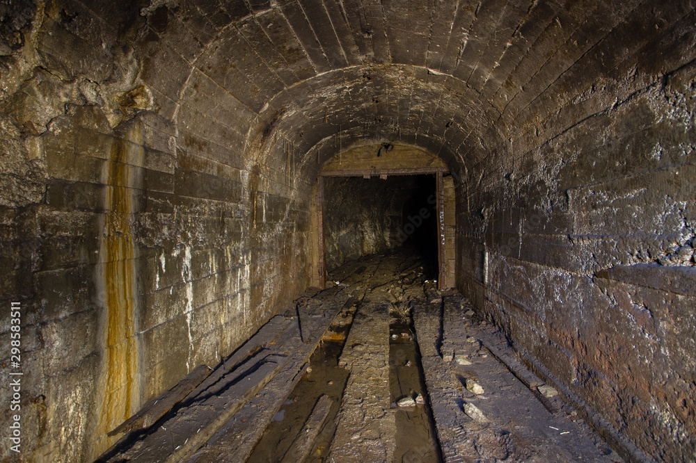 Obraz premium mine ore shaft tunnel drift underground catacombs