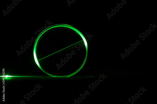 Ein Laserstrahl durchdringt ein rundes Prisma © EinBlick