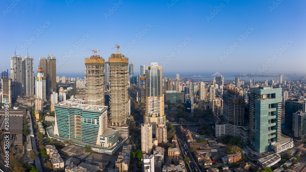Fototapeta premium Dzielnica biznesowa Elphinstone Road-Parel w Bombaju z Sea Link w tle. Obszar ten kwitnie, a w budowie znajduje się wiele komercyjnych i mieszkalnych wieżowców powyżej 200 metrów.