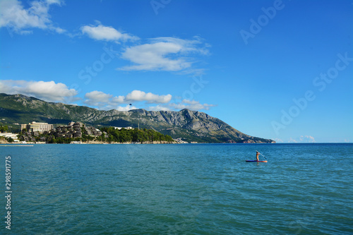 morze Adriatyckie, plaża i góry, Czarnogóra, surfer