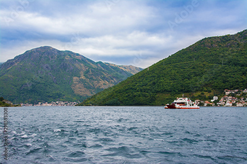 prom na morzu Adriatyckim, fiord, Czarnogóra © VinyLove Foto