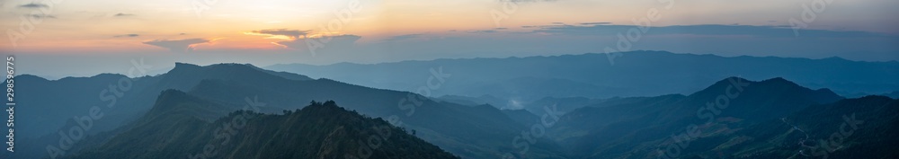 Obraz premium phu chee dow mountain (phu chee dao/phu chi dao) , Beautiful landscape sunrise mountain in Chiang rai , Northern of Thailand.