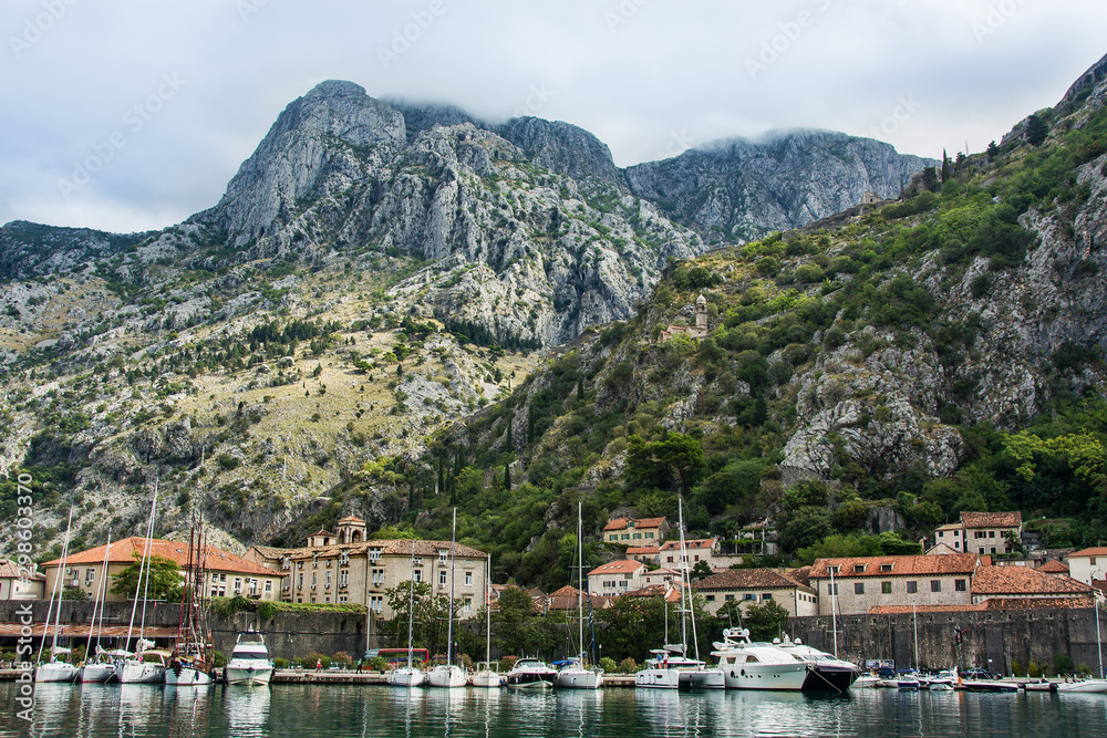 port, jachty, stare miasto Kotor w Czarnogórze, UNESCO