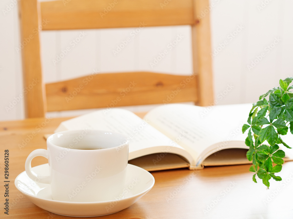 テーブルの上の本とコーヒーカップ