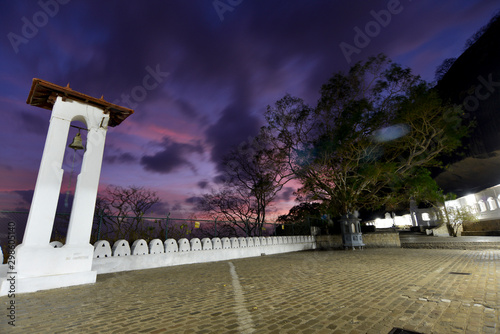 couché du soleil sur le temple de Dambulla Somawathi Stupa, Sri Lanka photo