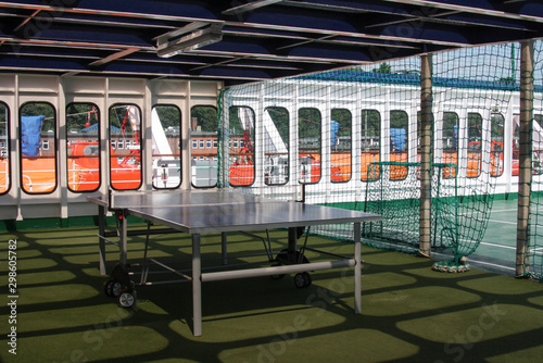 Tischtennisplatte für Tischtennis auf Sport Deck von klassischem auf Kreuzfahrtschiff CMV Transocean MS Astor und Sportplatz photo