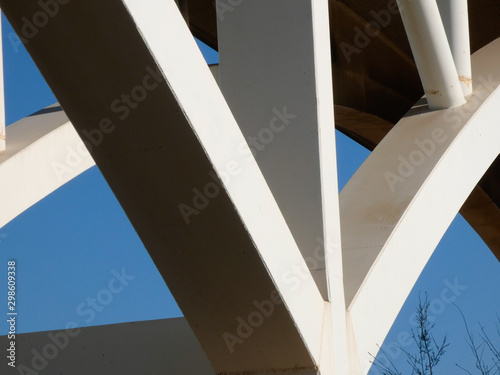 Formas de un puente que cruza un r;io, estructura de un puente¿ formas abstractas y geom;etricas de la estructura, obra de ingenier;ia photo