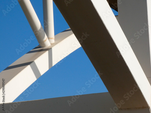 Formas de un puente que cruza un r;io, estructura de un puente¿ formas abstractas y geom;etricas de la estructura, obra de ingenier;ia photo