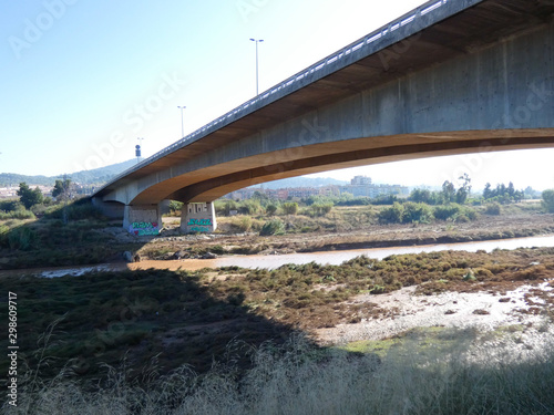 Puente que cruza el río Llobregat en el Baix Llobregat, Barcelona, Cataluña, España