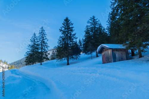 Holzhütte in Winterlandschaft © pusteflower9024
