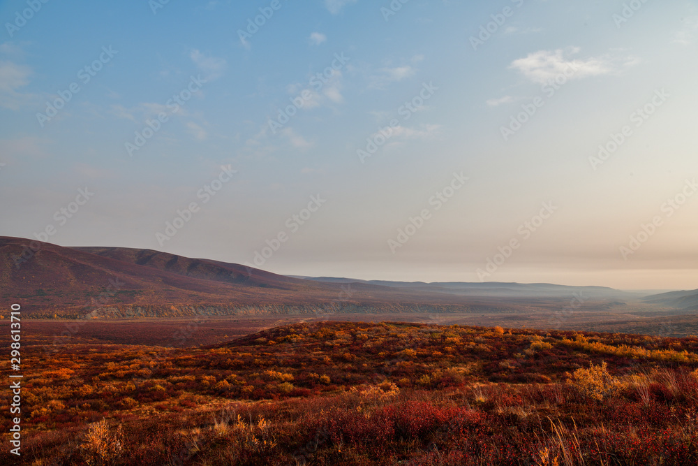 Obraz premium Morning foggy landscape in fall time Alaska