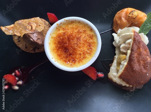 Fotografie Trilogie de desserts , cookies, blanc manger et crème brûlée