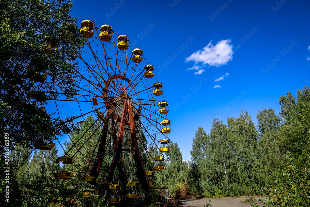 ghost town pripyat, chernobyl ferris wheel 